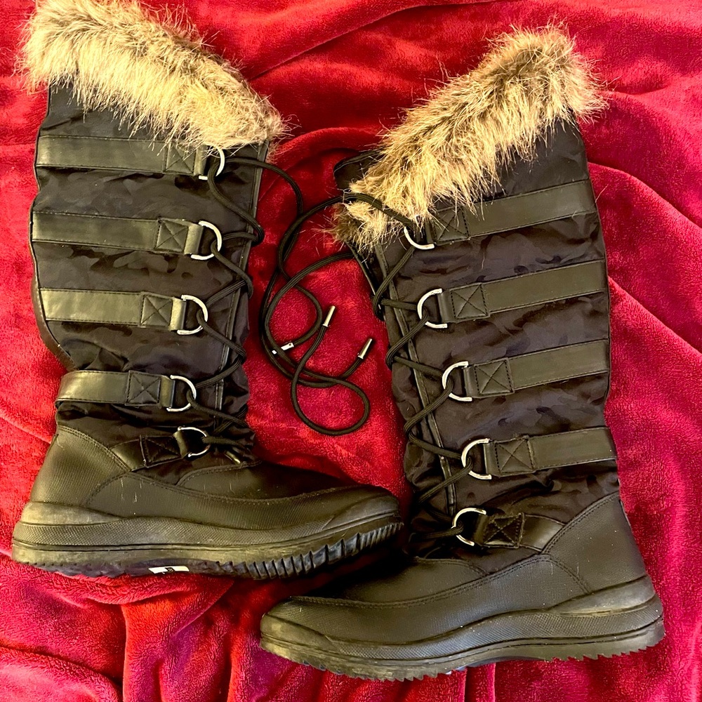 NWOT Guess Winter Boots.